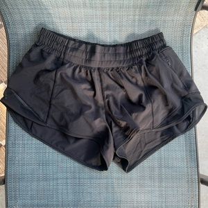 Lululemon Hotty Hot Low-Rise Lined Short 2.5”